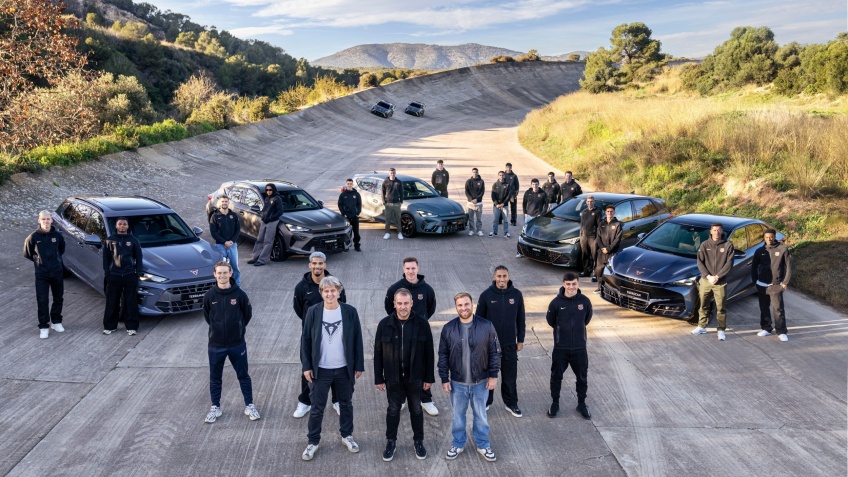Jogadores do FC Barcelona personalizam os seus novos CUPRA durante uma experi�ncia de condu��o cheia de adrenalina no Circuito Terramar