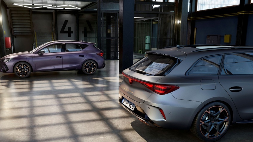 CUPRA atualiza Formentor e Leon com far�is Matrix LED Ultra, Assistente de Tr�nsito Cruzado Frontal e nova cor Dark Void