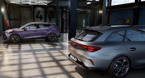 CUPRA atualiza Formentor e Leon com far�is Matrix LED Ultra, Assistente de Tr�nsito Cruzado Frontal e nova cor Dark Void