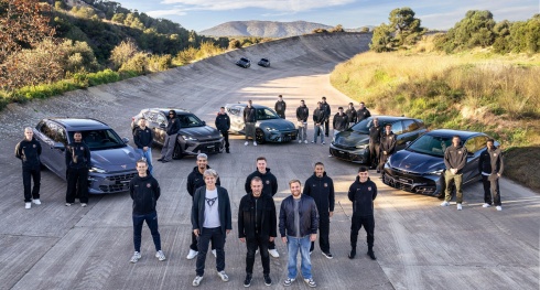 Jogadores do FC Barcelona personalizam os seus novos CUPRA durante uma experi�ncia de condu��o cheia de adrenalina no Circuito Terramar